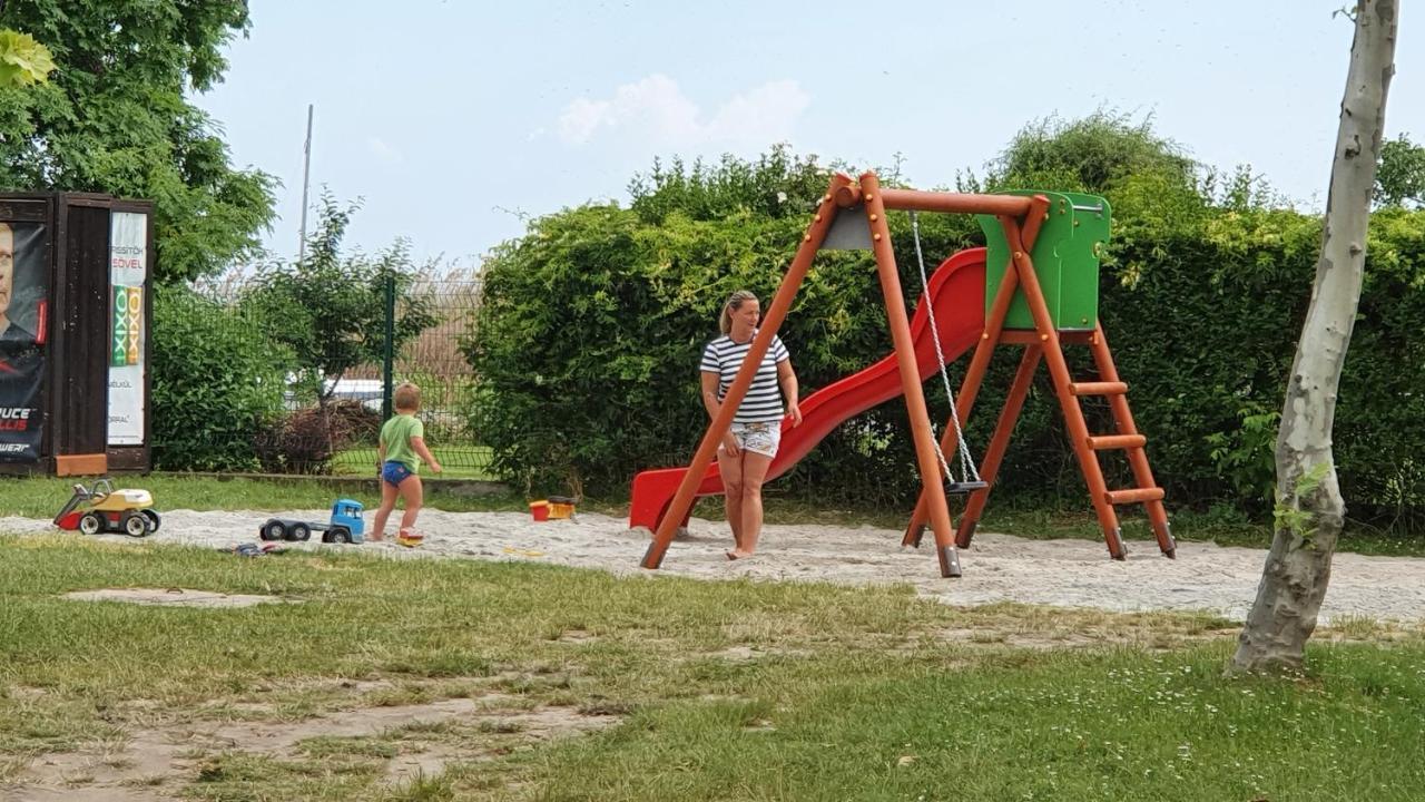 Wellapartman Zamárdi Esterno foto